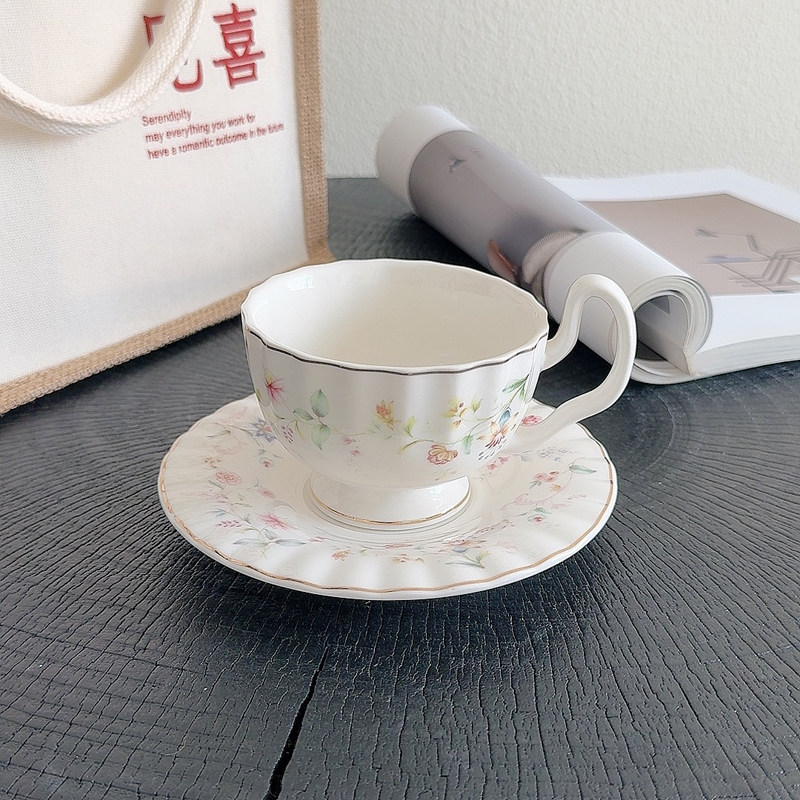 Coffee Tea Drawing - Gouden bloemenprint koffiekopjes en schotels set